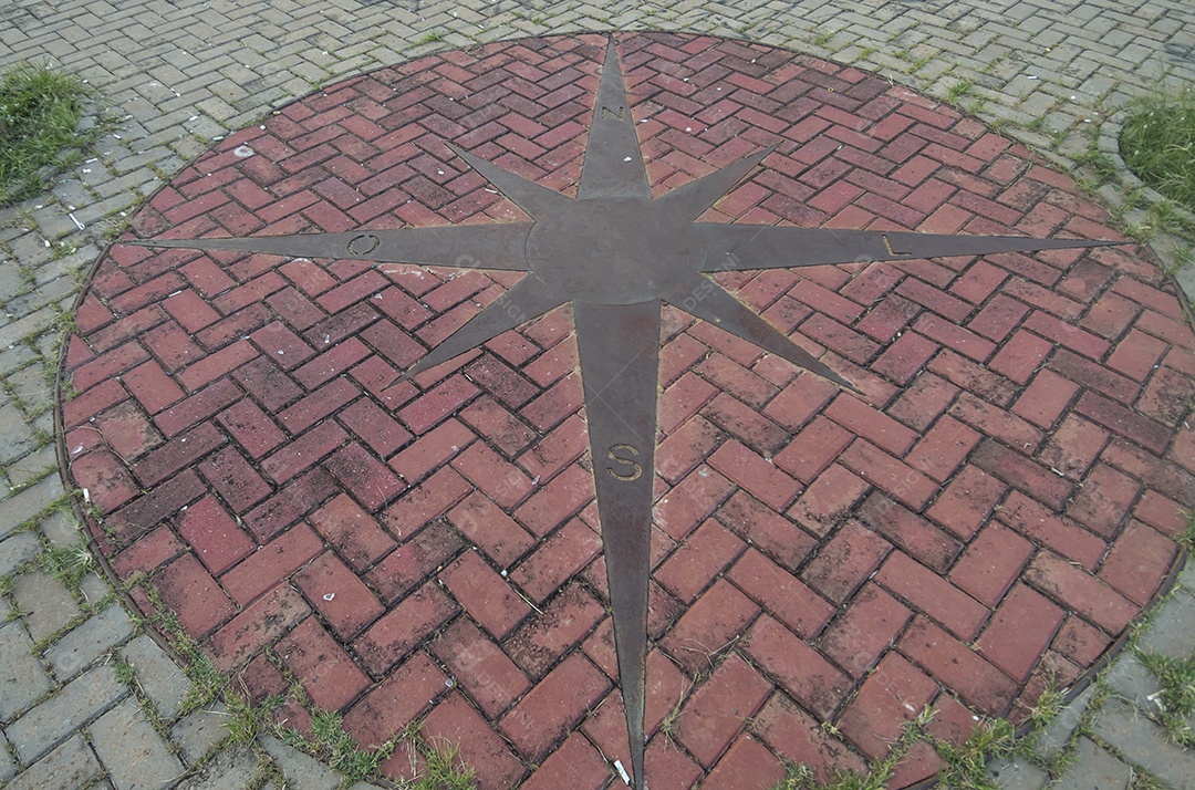 Bússola no chão, bússola mostrando sinais de direção.