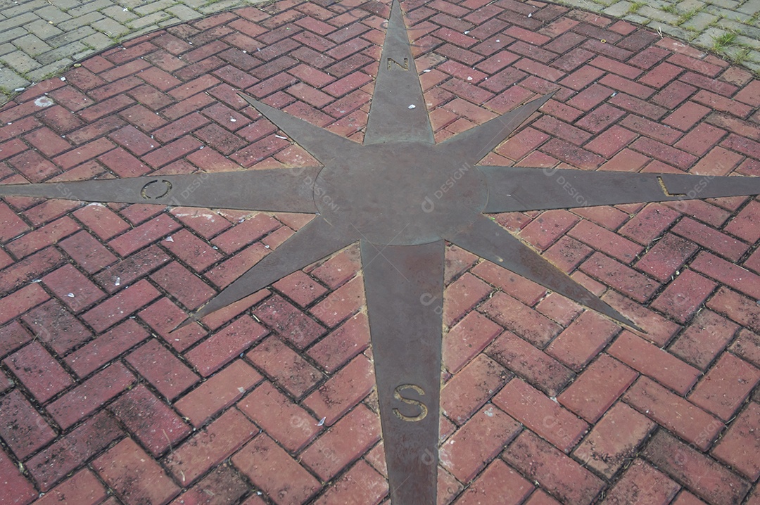 Bússola no chão, bússola mostrando sinais de direção.