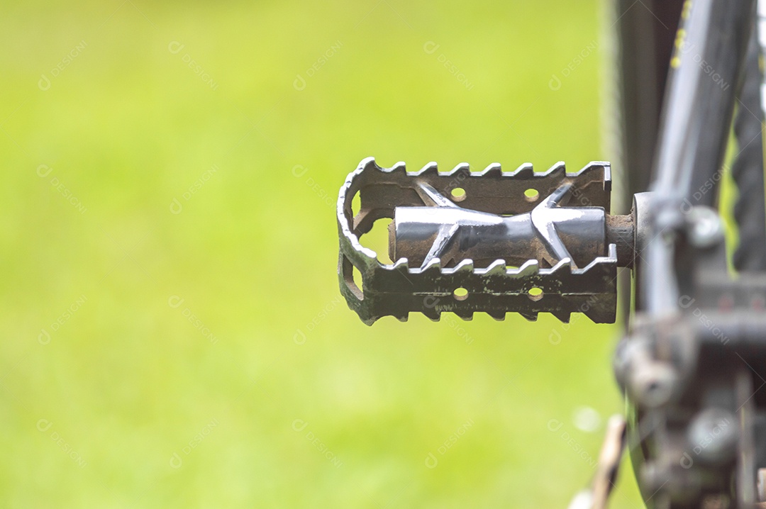 Banda de uma bicicleta em primeiro plano e bicicleta borrada à frente em uma praça, conceito de ciclismo.
