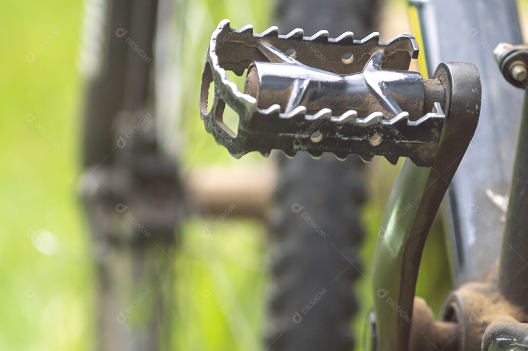 Pedais de uma bicicleta focada e bicicleta à frente em uma praça, conceito de ciclismo