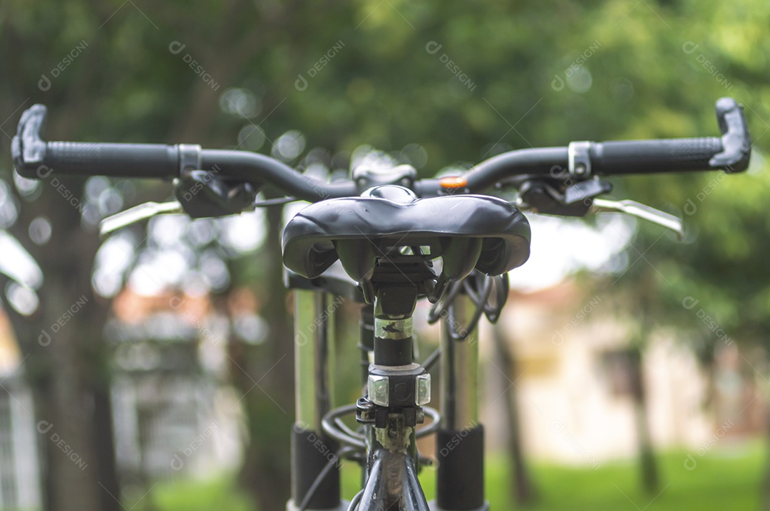 Banda de uma bicicleta em primeiro plano e bicicleta borrada à frente em uma praça, conceito de ciclismo.