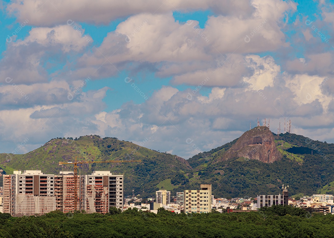 Pedra dos dois olhos. Prédios em construção e antenas de TV ao fundo.