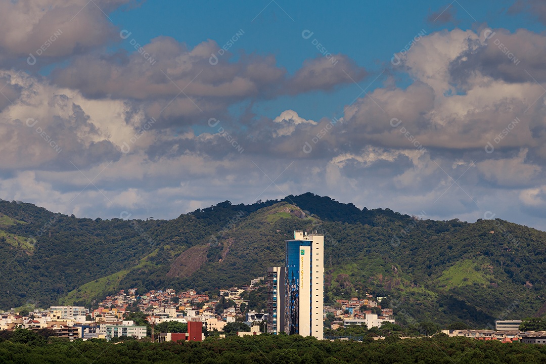 Relevo de montanhas ao redor da cidade de Vitória.
