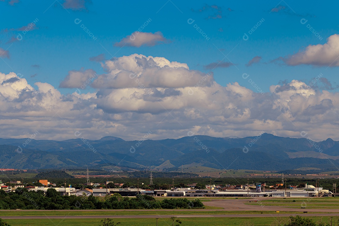 Relevo de montanhas ao redor da cidade de Vitória.