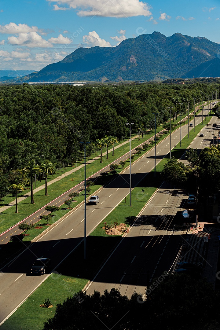 Sombra dos prédios da avenida norte-sul e a serra Mestre-Álvaro ao fundo.