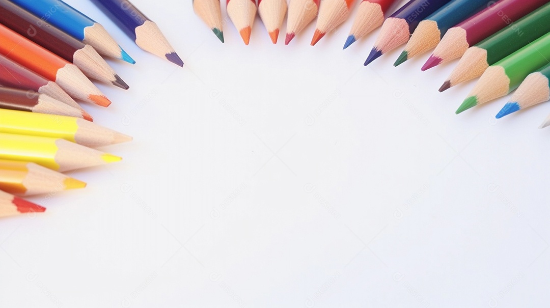 Vários lápis de cor sobre fundo branco.