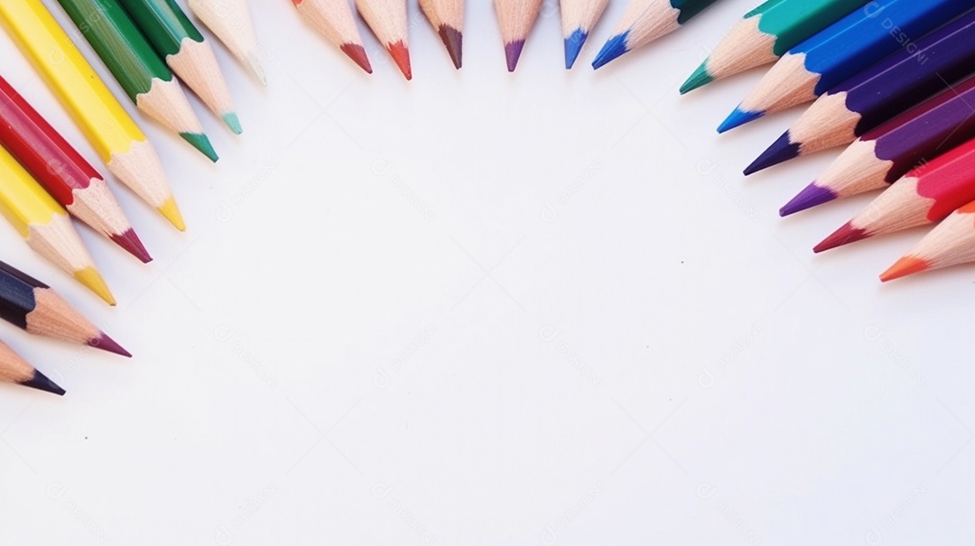 Vários lápis de cor sobre fundo branco.