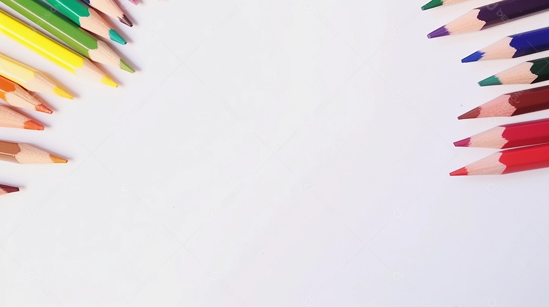 Vários lápis de cor sobre fundo branco.