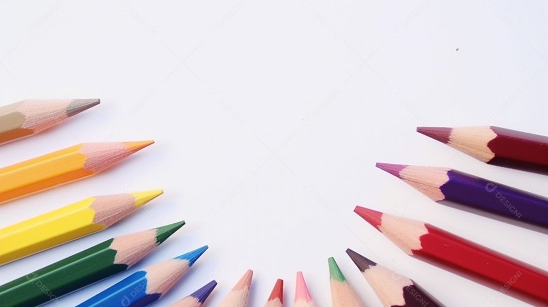 Vários lápis de cor sobre fundo branco.