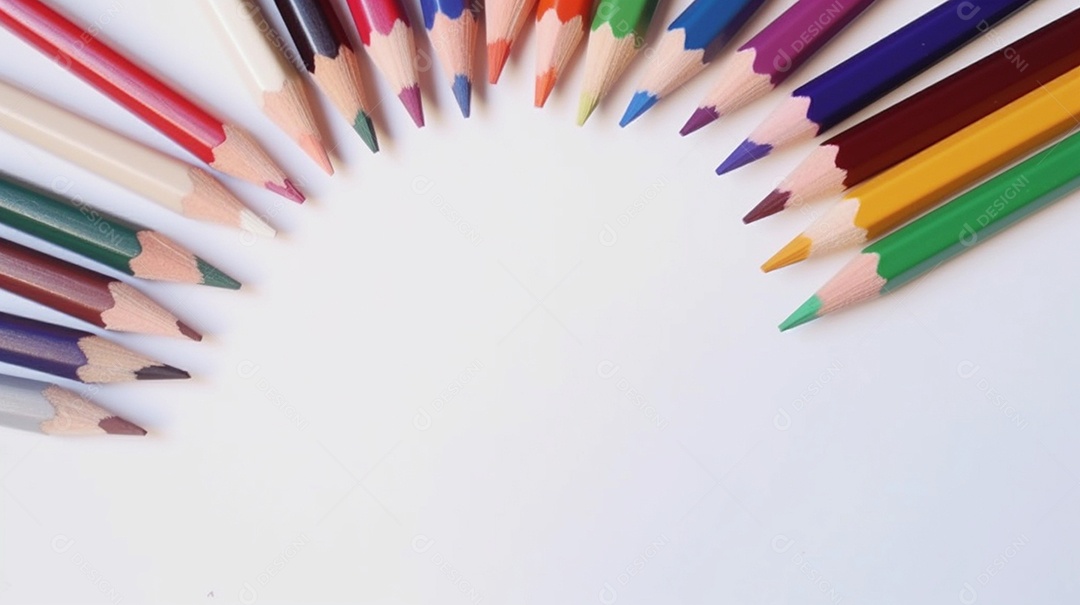 Vários lápis de cor sobre fundo branco.