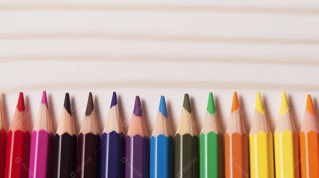 Vários lápis de cor sobre fundo branco.