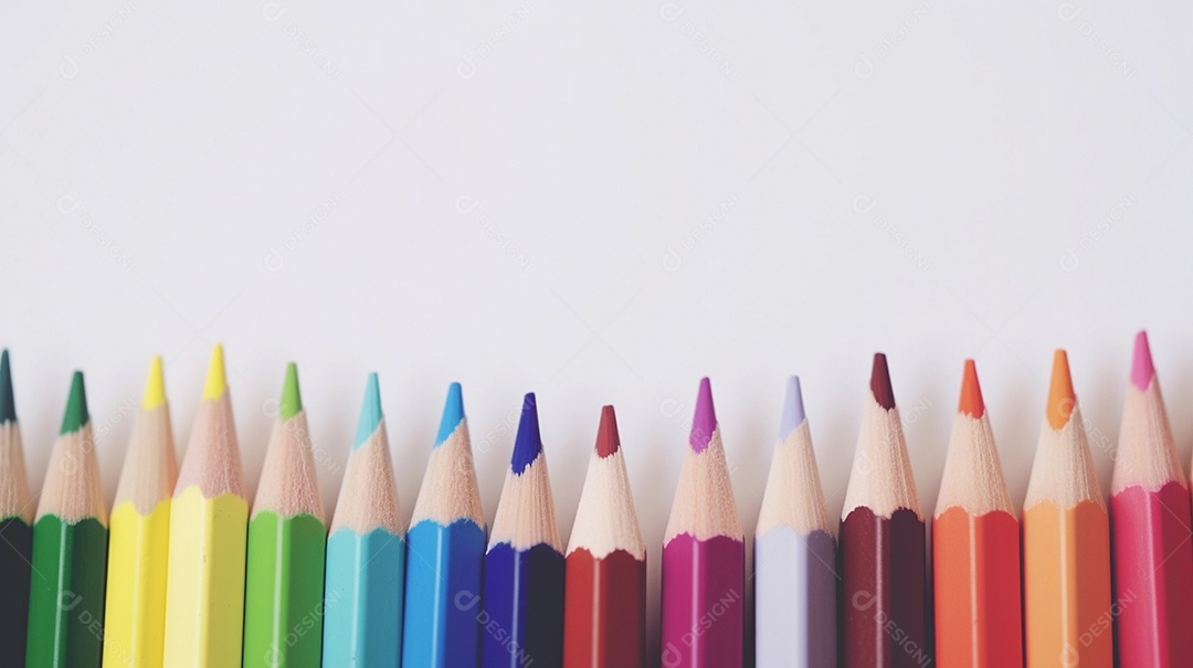 Vários lápis de cor sobre fundo branco.