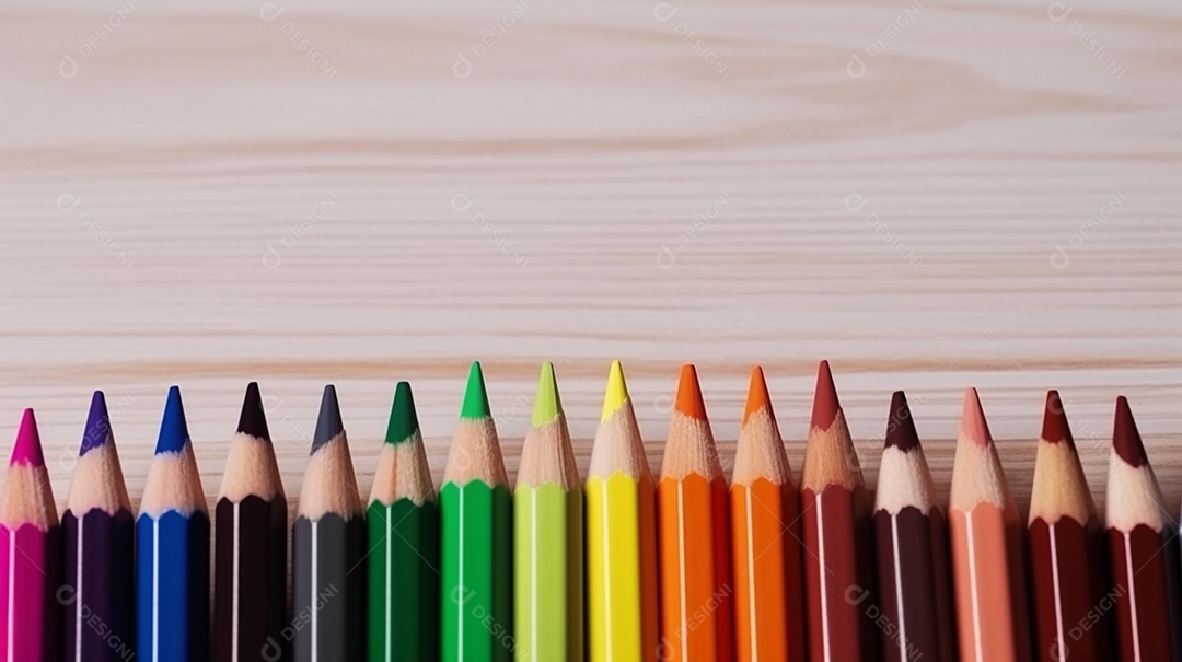 Vários lápis de cor sobre fundo branco.