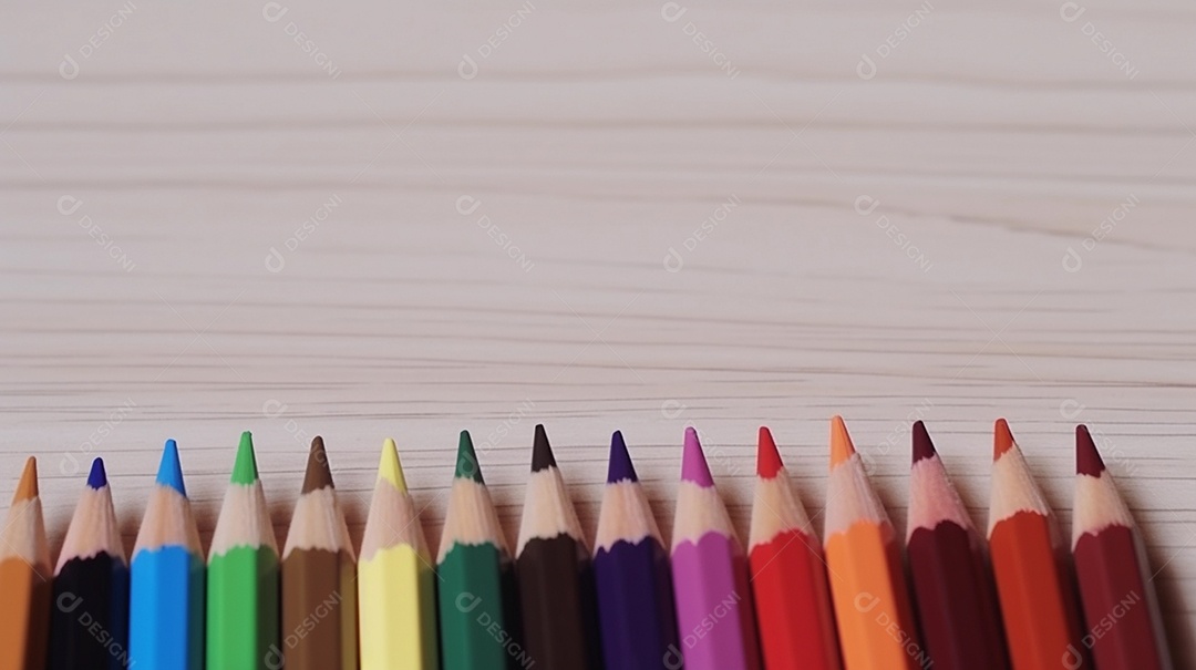 Vários lápis de cor sobre fundo branco.