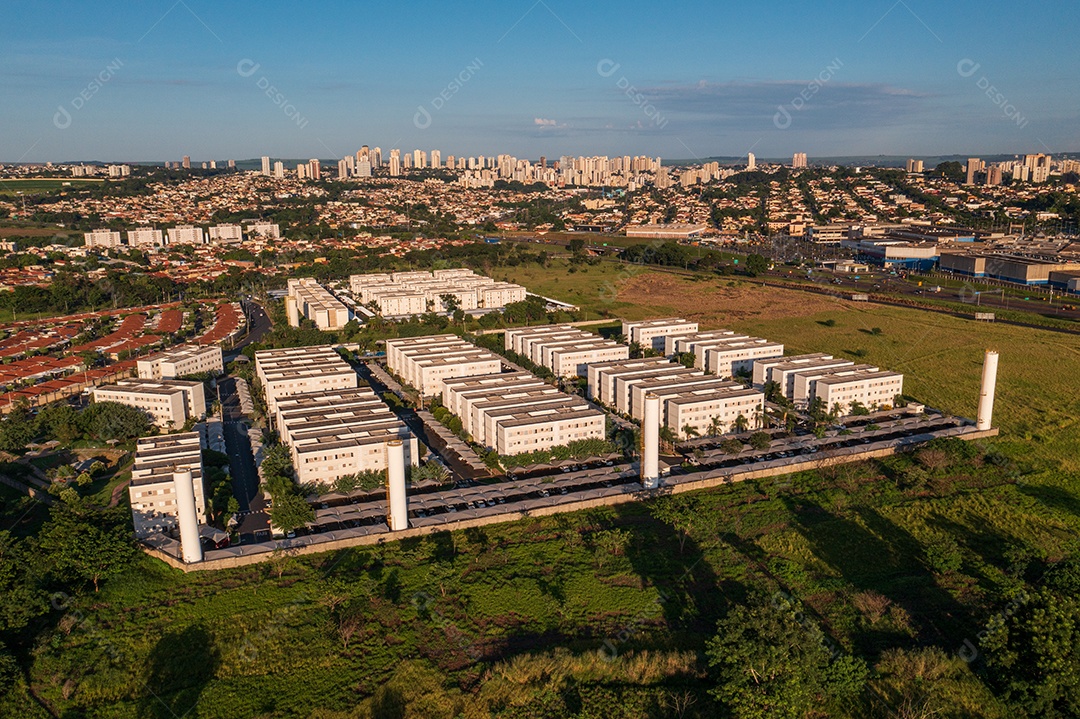 Vista aérea de conjuntos habitacionais populares