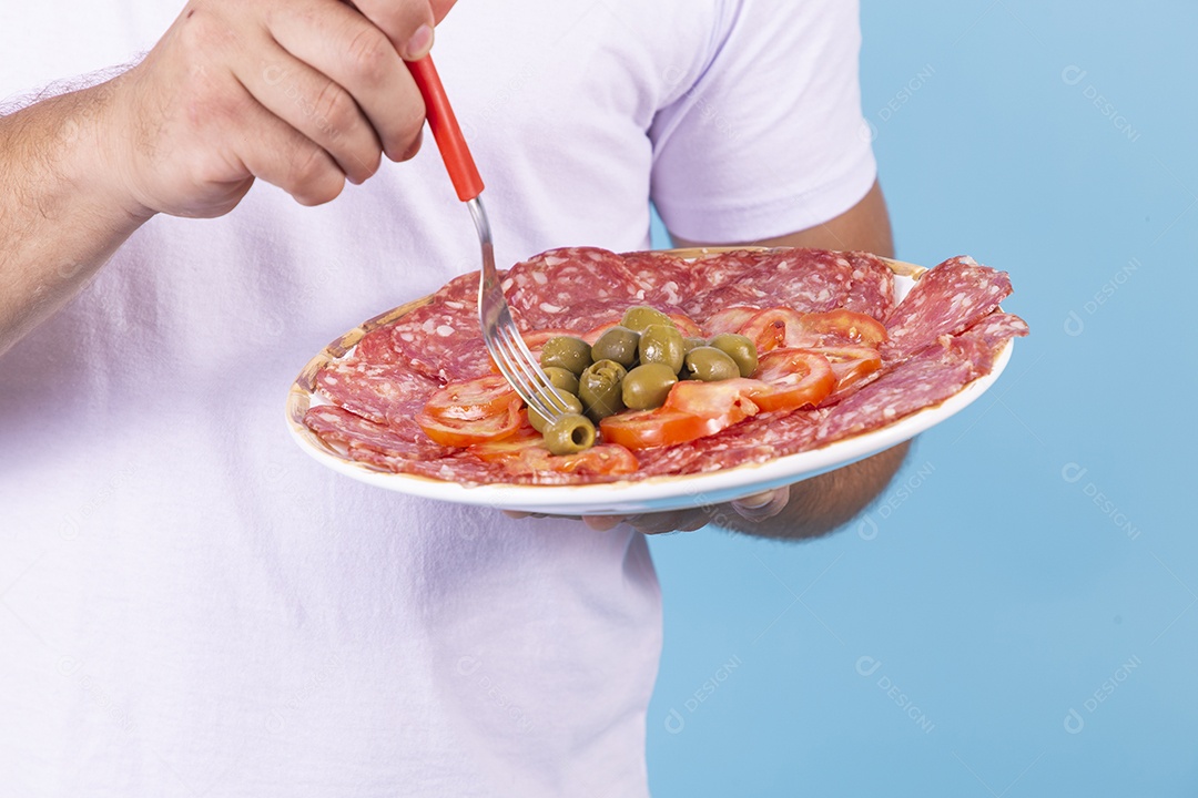 Mãos segurando prato de salame com azeitonas sobre fundo isolado