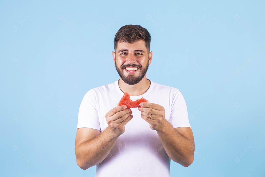 Homem jovem segurando prato de melancia sobre fundo isolado