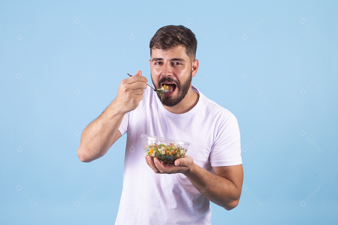 Homem jovem se alimentando sobre fundo isolado