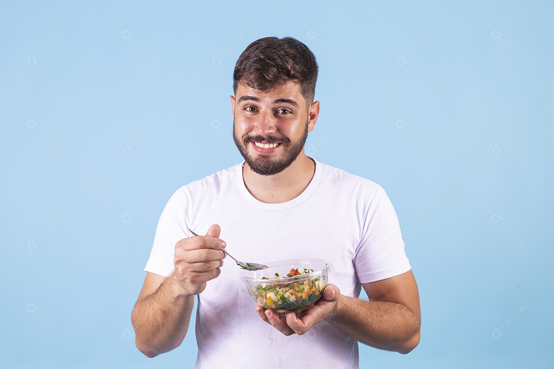 Homem jovem se alimentando sobre fundo isolado