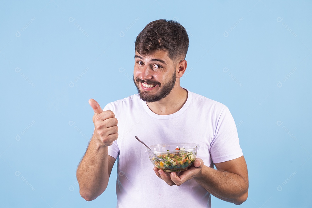 Homem jovem se alimentando sobre fundo isolado