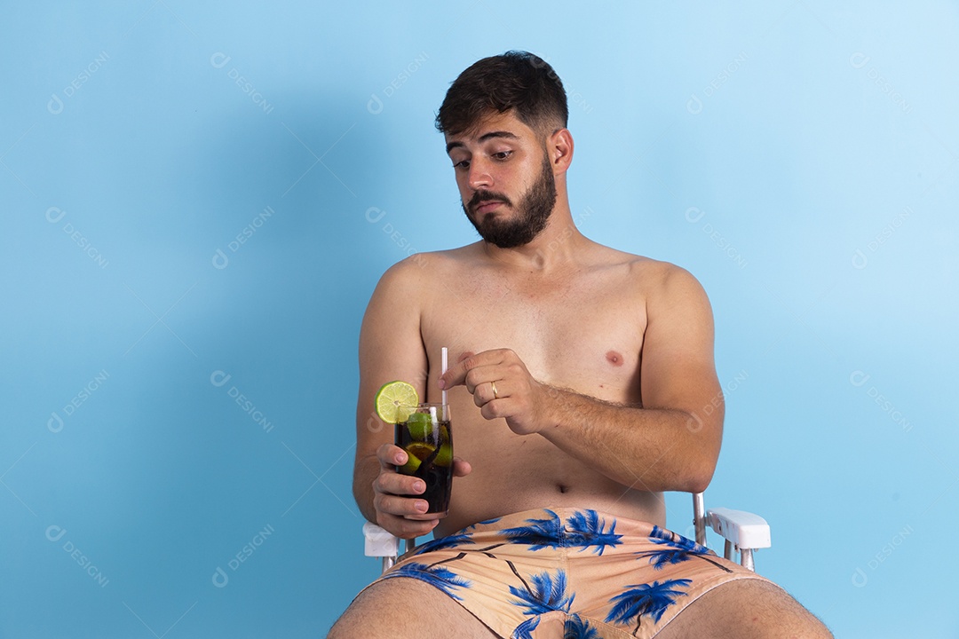 Homem jovem curtindo suas férias no verão