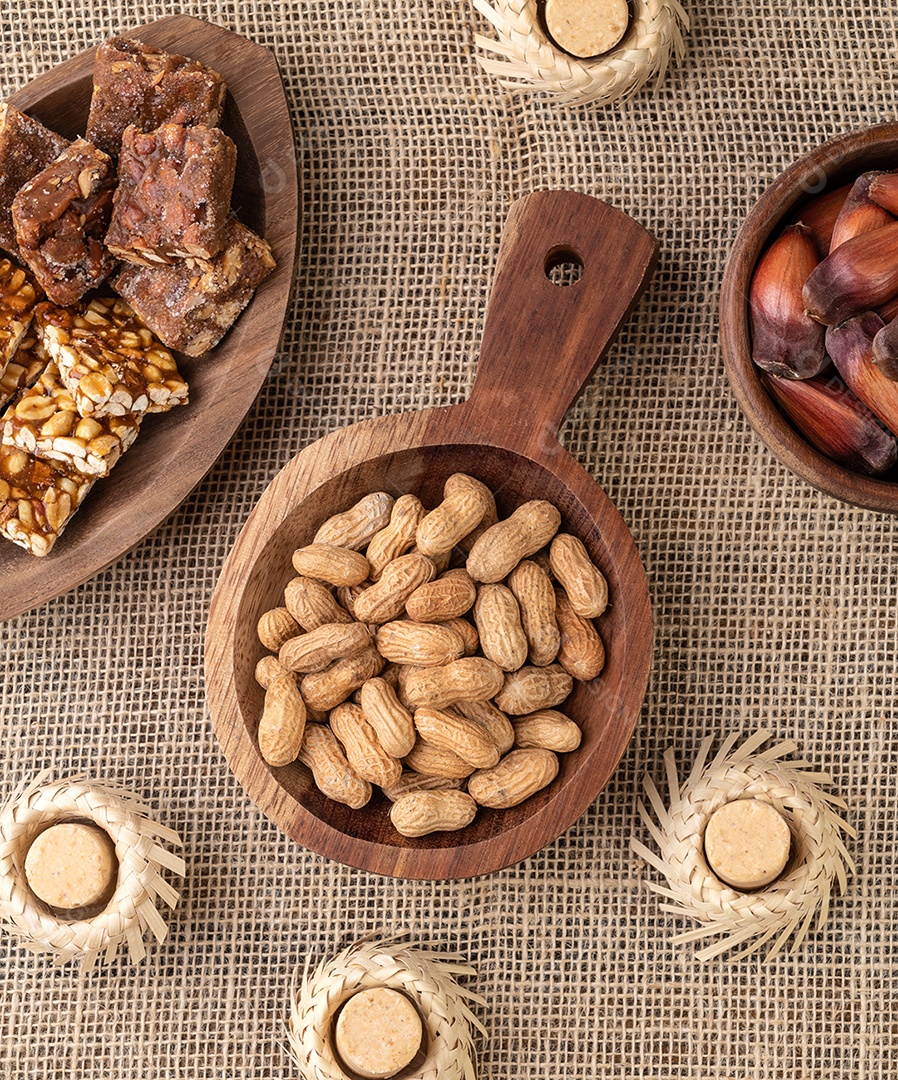 Comida típica da festa junina brasileira sobre tecido de juta. festa junina.