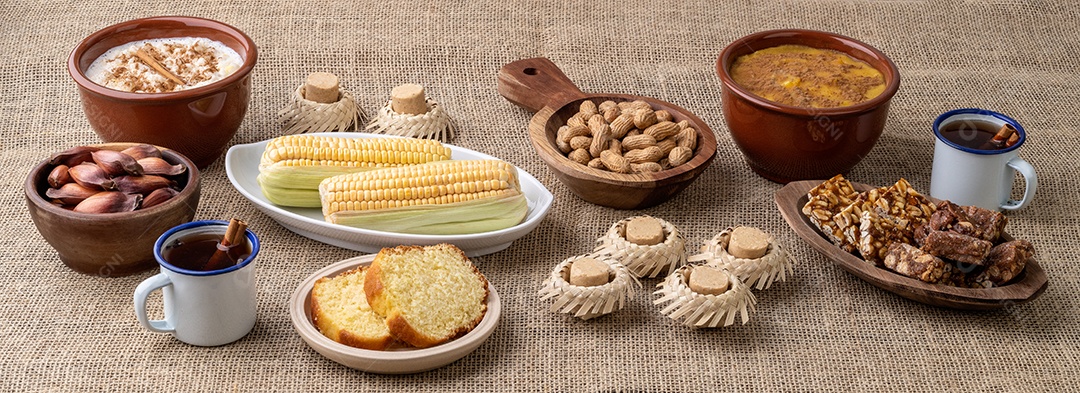 Comida típica da festa junina brasileira sobre tecido de juta. festa junina.