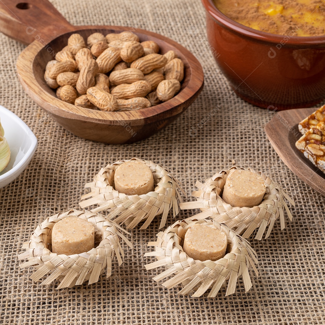 Comida típica da festa junina brasileira sobre tecido de juta. festa junina.