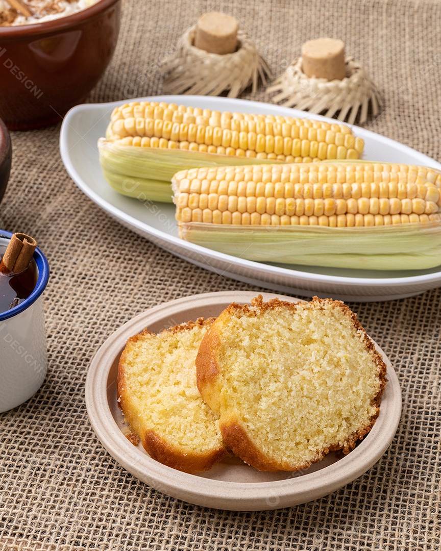 Comida típica da festa junina brasileira sobre tecido de juta. festa junina.