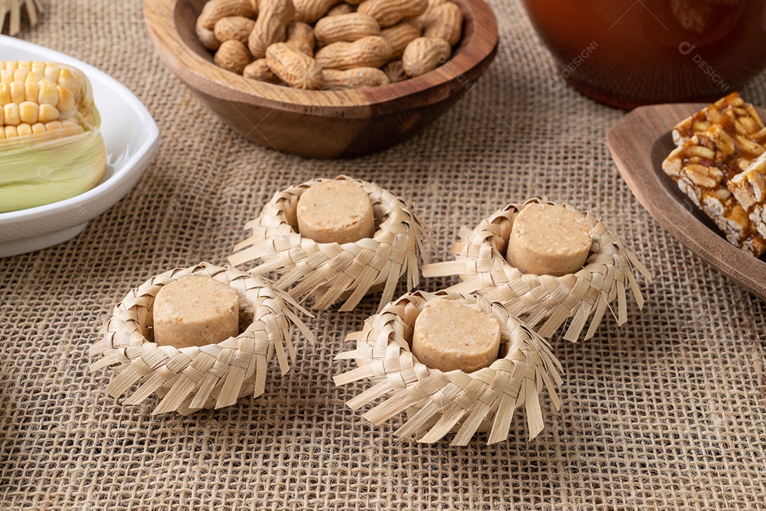 Comida típica da festa junina brasileira sobre tecido de juta. festa junina.