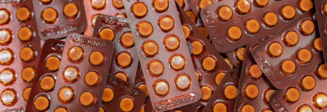 Pequenos comprimidos redondos em blister marrom