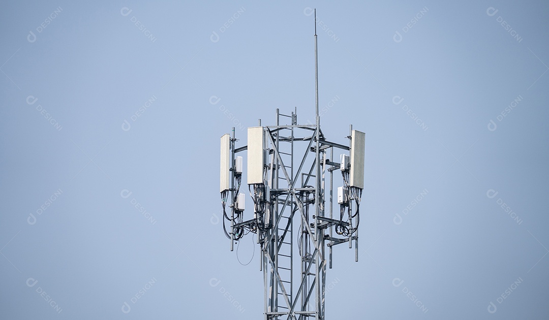 Torre de telecomunicações antena no céu cinza