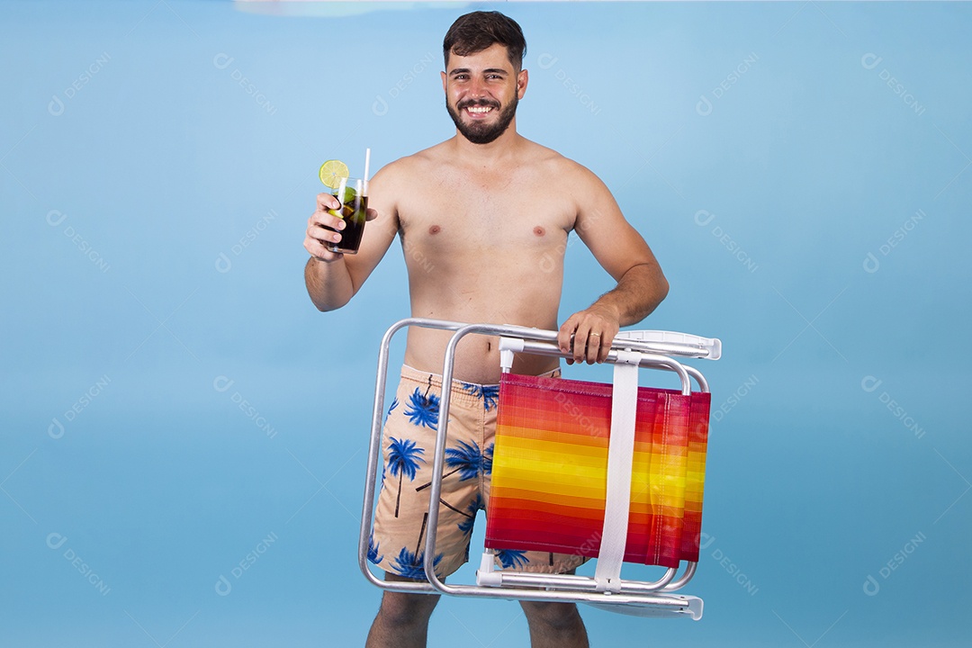 Homem jovem segurando bebida curtindo férias sobre fundo isolado