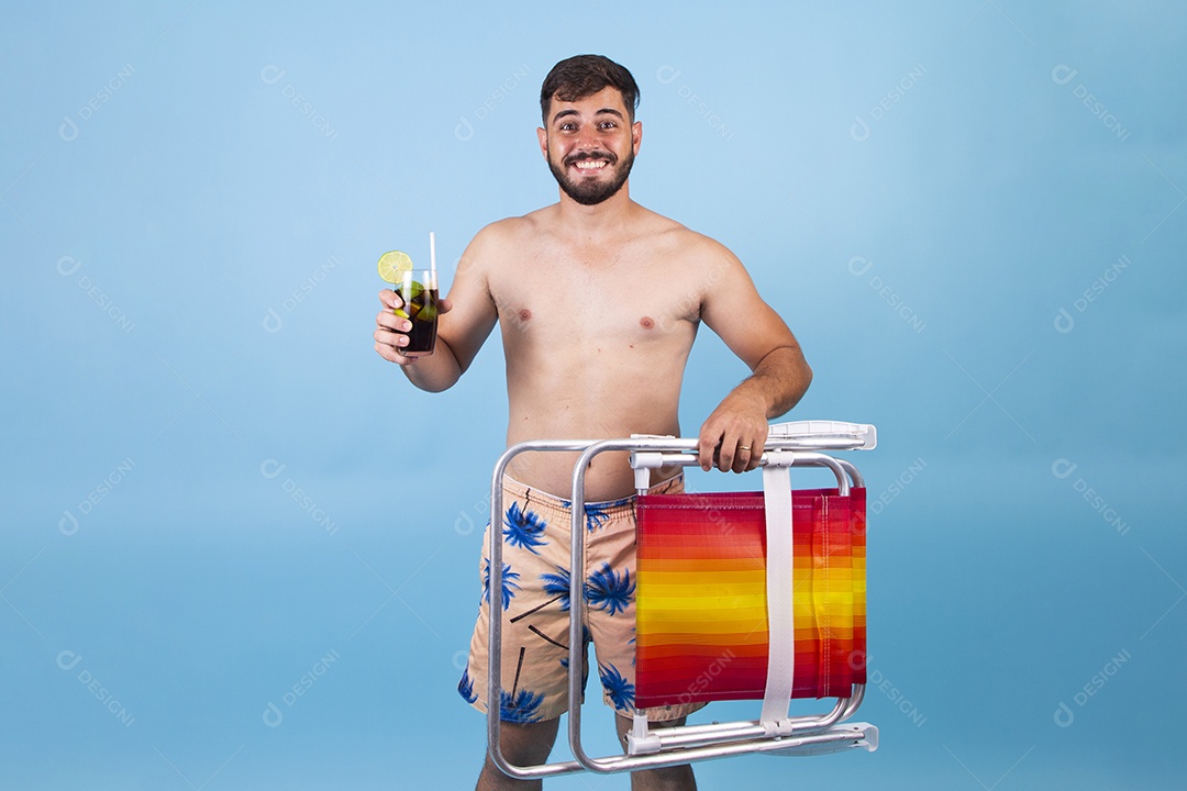 Homem jovem segurando bebida curtindo férias sobre fundo isolado