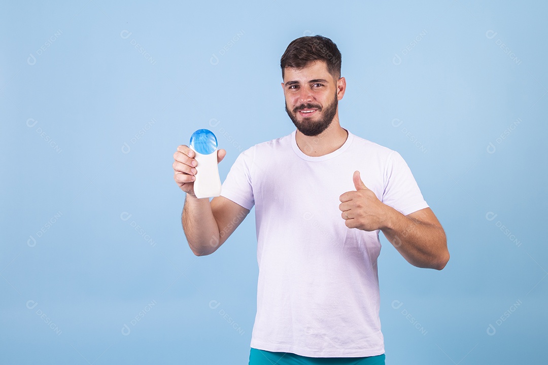 Homem jovem usando produto para o rosto sobre fundo isolado