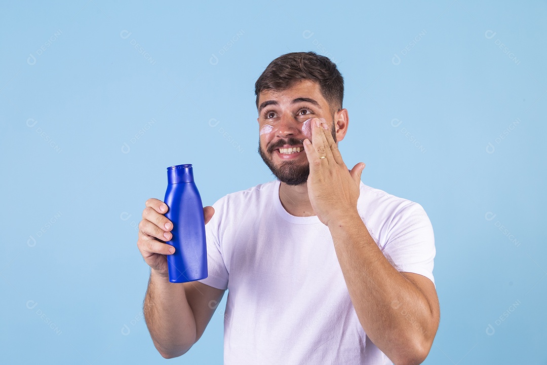 Homem jovem usando protetor solar férias no verão