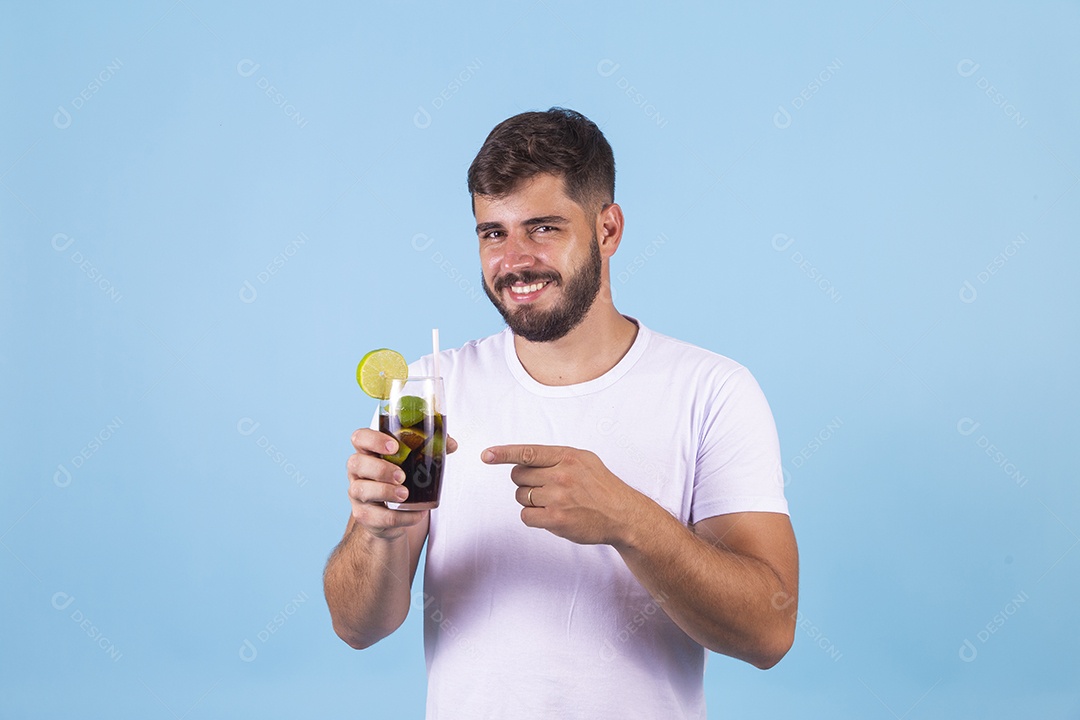 Homem jovem segurando copo de bebida sobre fundo isolado