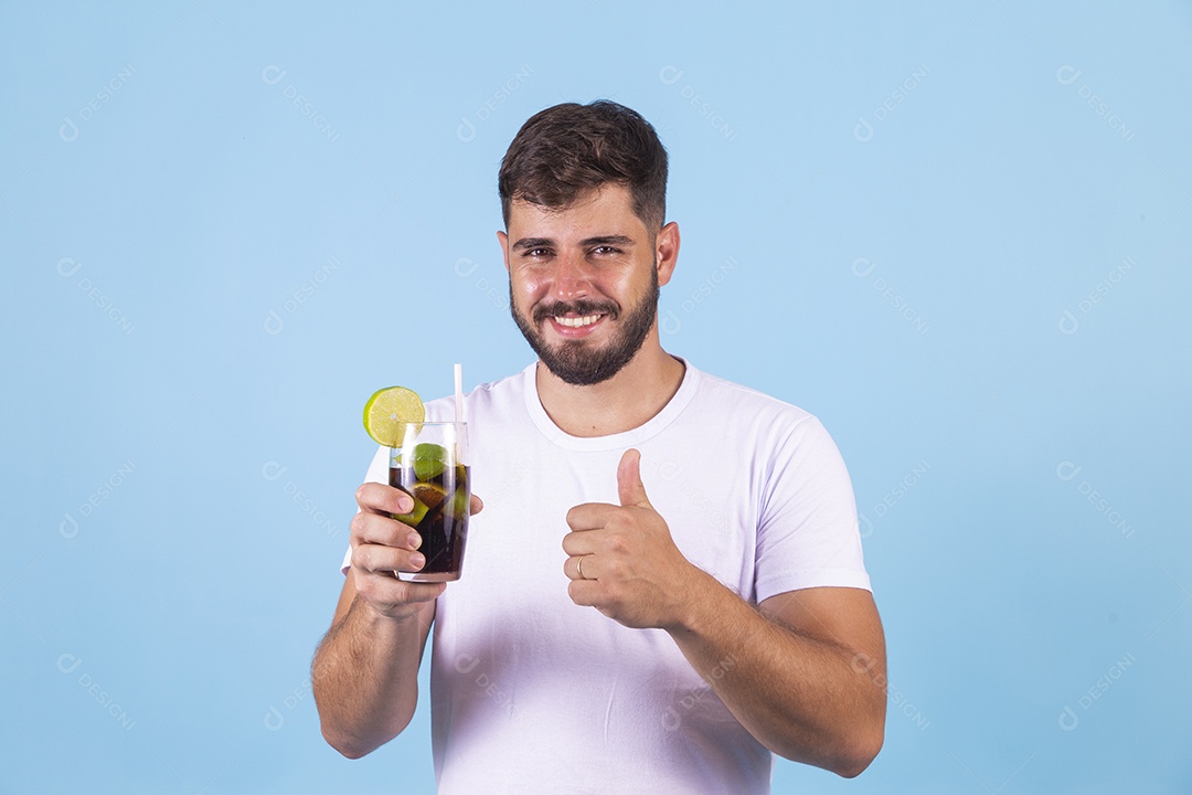 Homem jovem segurando copo de bebida sobre fundo isolado