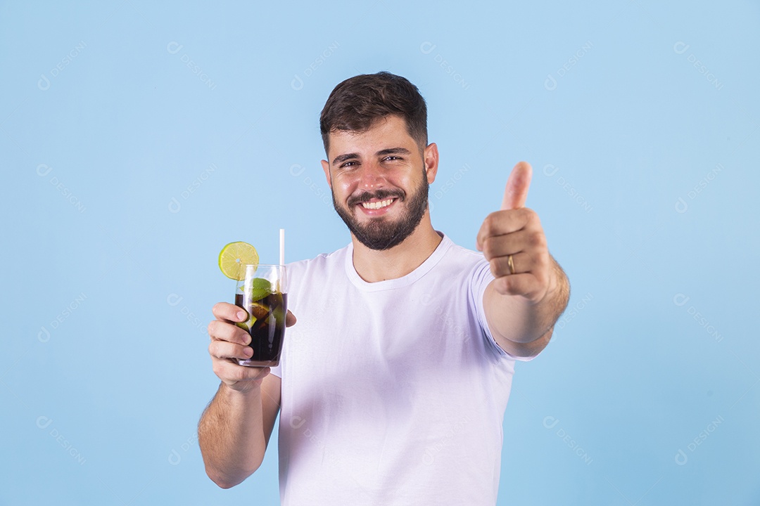 Homem jovem segurando copo de bebida sobre fundo isolado