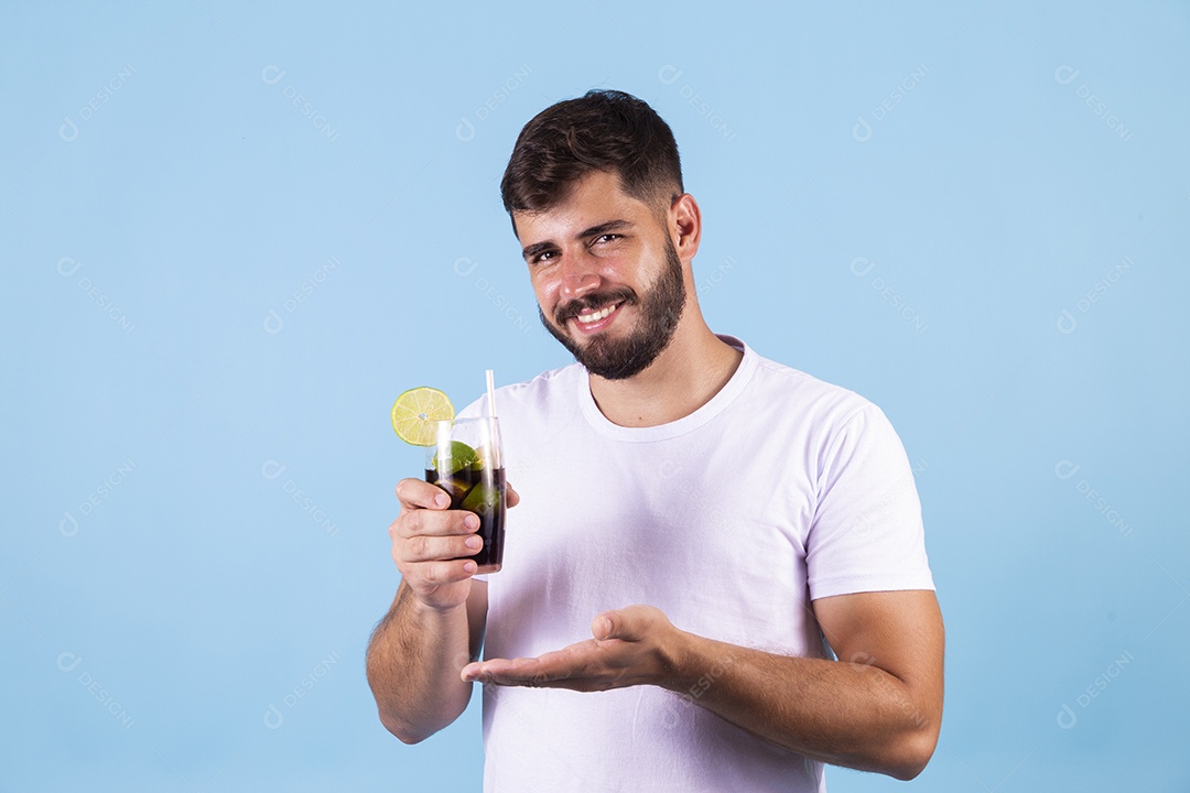 Homem jovem segurando copo de bebida sobre fundo isolado