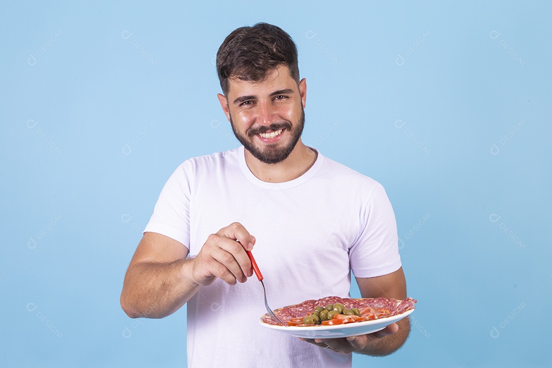 Homem jovem segurando prato de salame sobre fundo isolado