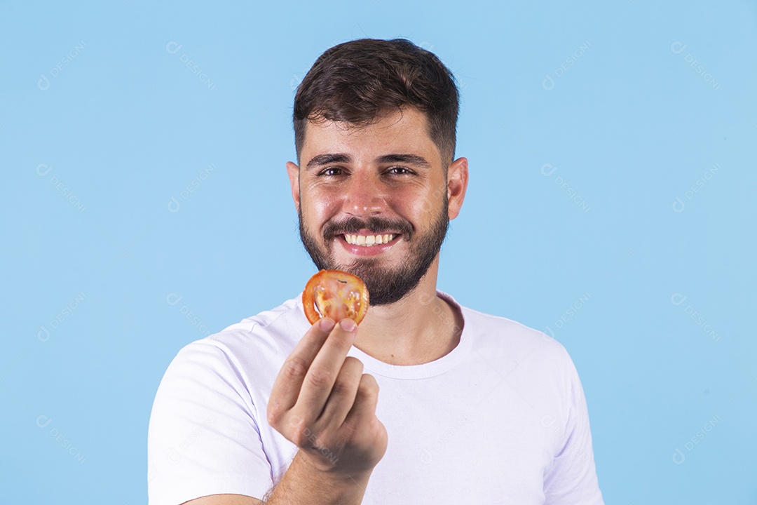 Homem jovem segurando biscoito sobre fundo isolado