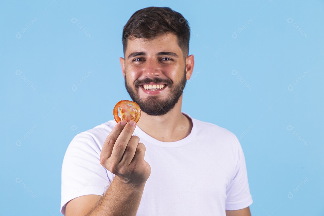 Homem jovem se alimentando com biscoito sobre fundo isolado