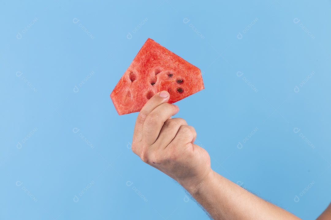 Mãos de pessoa jovem segurando fatia de melancia sobre fundo isolado