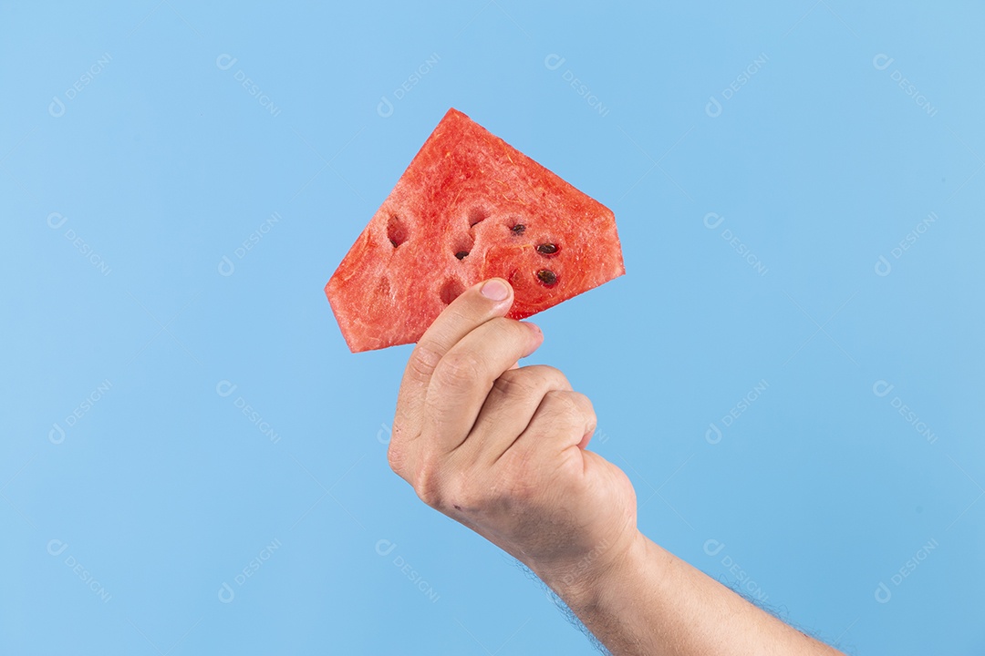 Mãos de pessoa jovem segurando fatia de melancia sobre fundo isolado