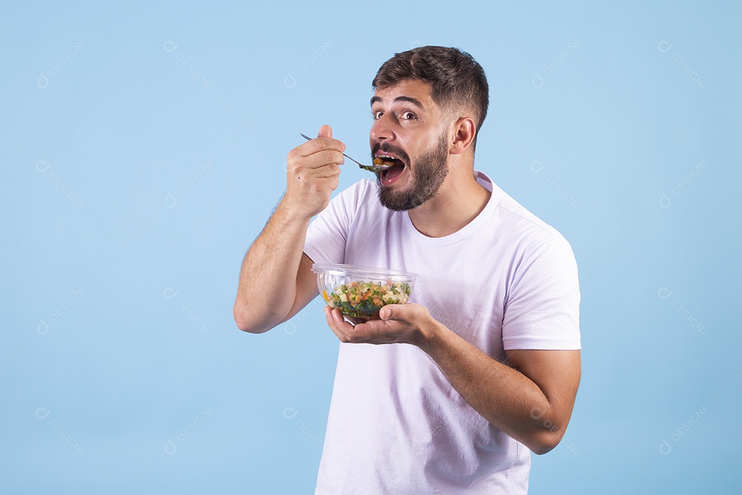 Homem jovem se alimentando sobre fundo isolado