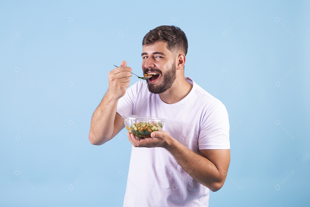 Homem jovem se alimentando sobre fundo isolado
