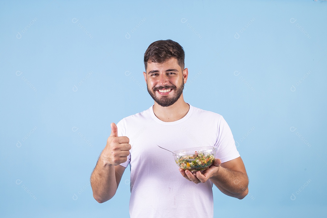 Homem jovem se alimentando sobre fundo isolado