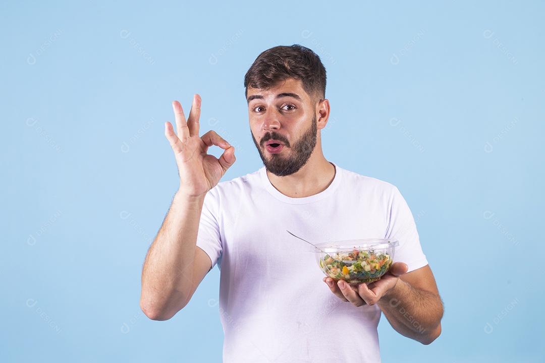 Homem jovem se alimentando sobre fundo isolado
