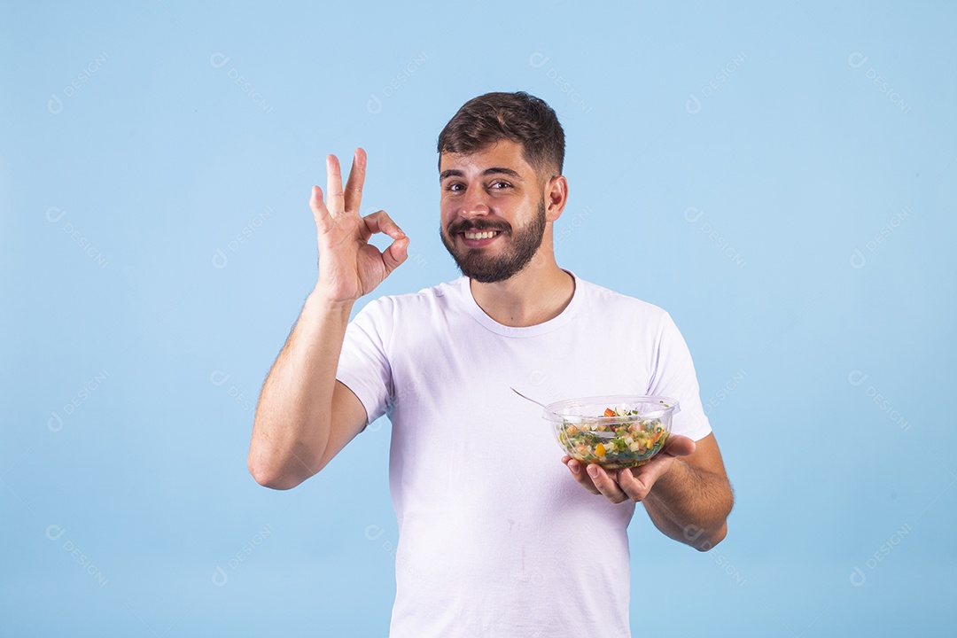 Homem jovem se alimentando sobre fundo isolado